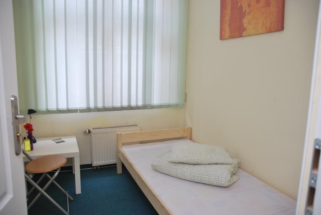 Hostel Kamienica Rynek 7 Катовице Стая снимка